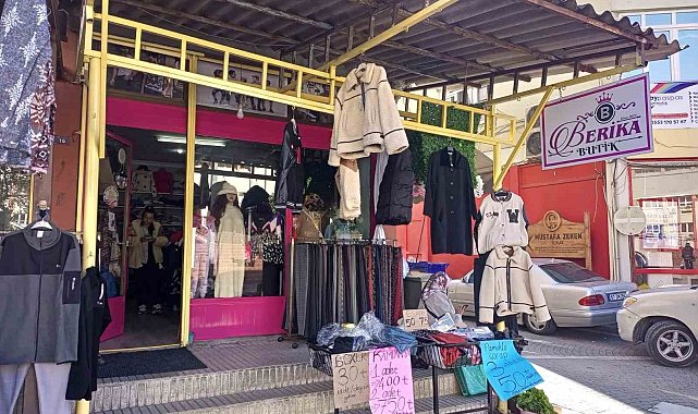 Yaşlı kadın, mağazanın önünde satılan montu çalıp gözden kayboldu