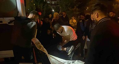 Yere yatırdıkları şahsı öldüresiye dövüp bıçakladılar