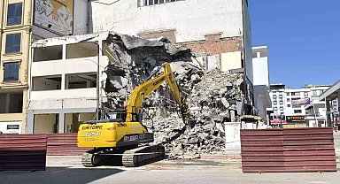 Yıkım esnasında başına moloz isabet eden işçi yaralandı