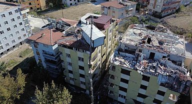 Yılların tutkusu için 40 bin lira harcatarak 5 katlı apartmanın üstüne vinçle konteyner koydurdu
