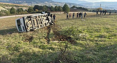 Yoldan çıkan servis aracı şarampole devrildi: 1 yaralı