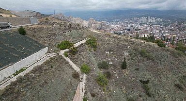 Yolu olmayan mezarlığa dürbünle ziyaret