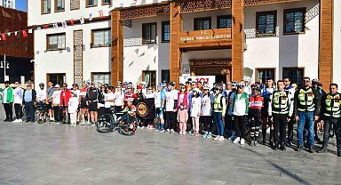 Yunusemre'de cumhuriyet için 101 kilometre pedal çevirdiler