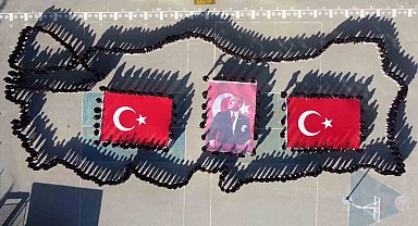 Yüzlerce öğrenci Cumhuriyet Bayramı için Türkiye haritası oluşturdu