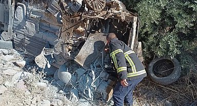 Zeytin bahçesine uçan otomobildeki 5 kişi yaralandı