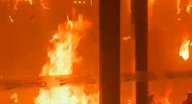 1 kişinin öldüğü, 17 kişinin de yaralandığı yangına ait görüntüler dehşete düşürdü