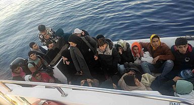 12'si çocuk 22 düzensiz göçmen ve 2 göçmen kaçakçısı yakalandı