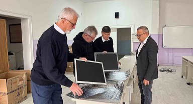 130 mezun 50 yıl önce mezun oldukları liseye bilgisayar laboratuvarı kazandırdılar