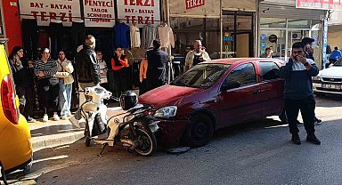 14 yaşındaki motosiklet sürücüsü 3 araca çarptı: Kaza anı kameralara yansıdı