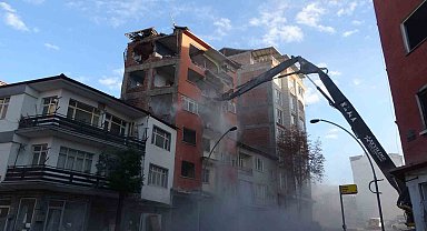 18 aydır yıkım bekleyen Adem Çavuş Apartmanı'nda yıkım işlemlerine başlandı