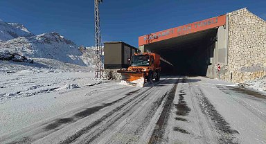 3 bin rakımlı Karabet Geçidi'nde kar mesai erken başladı