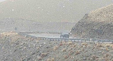 3 bin rakımlı Karabet Geçidi'nde mevsimin ilk karı yağdı