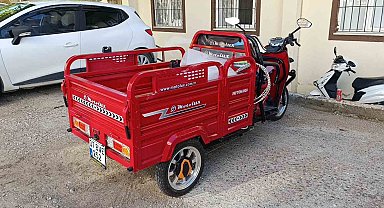 3 tekerli motosiklet virajı alamayarak devrildi: 1 yaralı