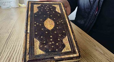 300 yıllık altın varaklı el yazması Kur'an-ı Kerim'e gözü gibi bakıyor