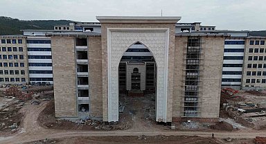37 metrelik dev kapı 8 asır öncesinin izlerini taşıyor
