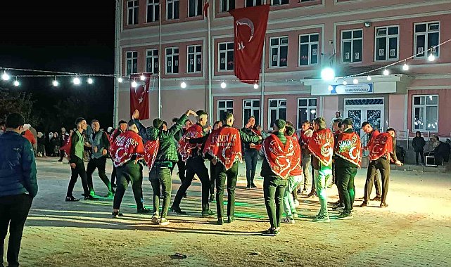 'Kınalı Kuzular' asker eğlencesinde moral depoladı