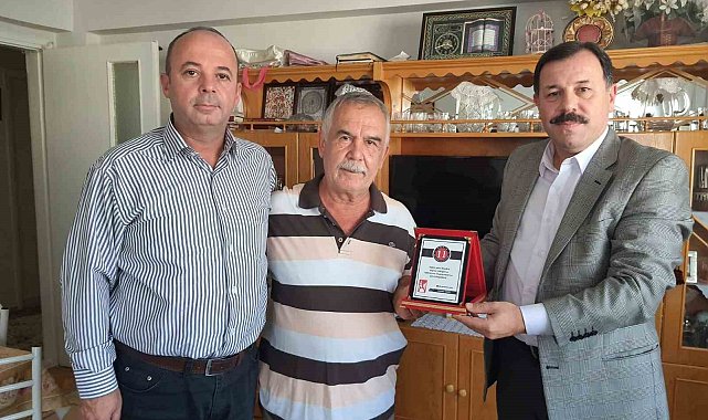 'Onbir onbir Bilecikliler Grubu'ndan 'Öğretmenler Günü'nde emekli öğretmenlere plaket takdimi