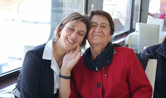 40 yıl önce mezun olan öğrencilerden ilkokul öğretmenlerine anlamlı sürpriz