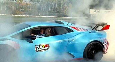 5 yaşındaki Zayn milyonluk lüks otomobil ile tozu dumana kattı