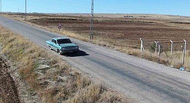 63 model antika otomobili ile yolda kalanların yardımına koşuyor