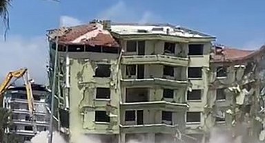 7 katlı bina iş makinesinin dokunuşuyla kağıt gibi yıkıldı