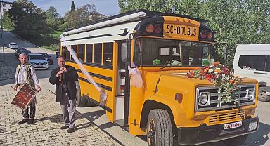 700 bin TL harcadığı hayalindeki 'School Bus'ı gelin arabası yaptı
