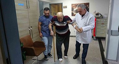86 yaşındaki hasta sedye ile getirildiği hastaneden yürüyerek gitmeye hazırlanıyor