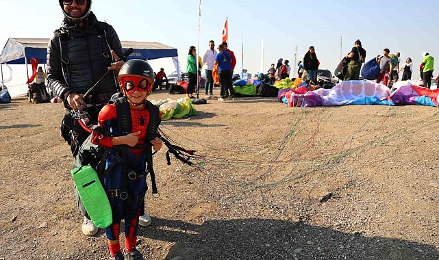 Adana'da 13. Kostümlü Yamaç Paraşütü başladı