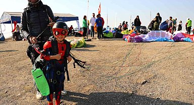 Adana'da 13. Kostümlü Yamaç Paraşütü başladı