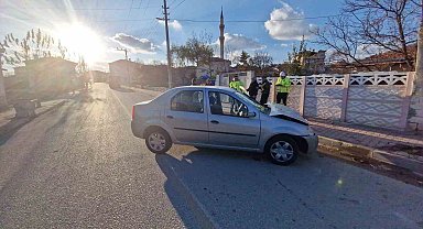 Ağaca çarpan otomobilin sürücüsü yaralandı