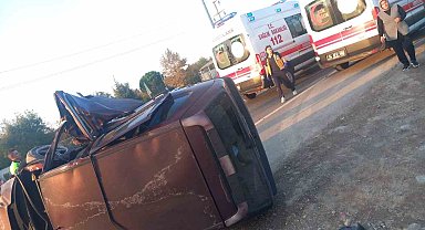 Ağaca çarparak devrilen Tofaş kağıt gibi ezildi: 3 yaralı