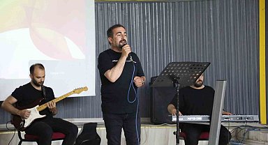 Ağrı'da müzik öğretmeni Nizamettin Ardin'den meslektaşlarına Öğretmenler Günü konseri