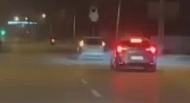 Akan trafikte camdan aracın üzerine çıkıp dans etti