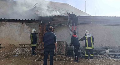 Akaryakıt istasyonunun bitişiğindeki depoda yangın çıktı