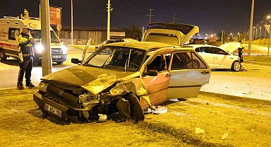 Aksaray'da 2 otomobil çarpıştı: 2'si çocuk 7 yaralı