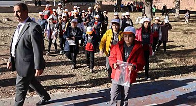 Aksaray'da çocuklar meşe palamudu toplamak için yarıştı