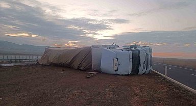 Aksaray'da tır devrildi: 1 yaralı