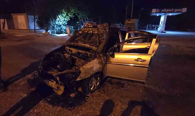 Alevlere teslim olan otomobil hurdaya döndü