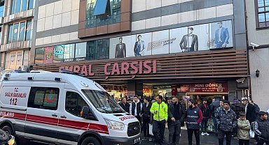 Alışveriş merkezinde kendini üçüncü kattan boşluğa bıraktı