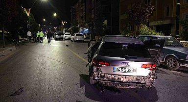 Alkollü sürücü 4 araca çarparak durabildi: O anlar güvenlik kameralarına yansını