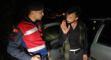 Alkolün etkisiyle arabada sızdı, uyandırılınca söyledikleri güldürdü