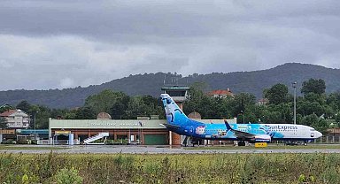 Almanya'dan Zonguldak'a gelen yolcu uçağına yıldırım düştü