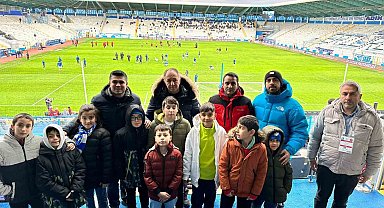 Altınok sporcularla birlikte maç izledi