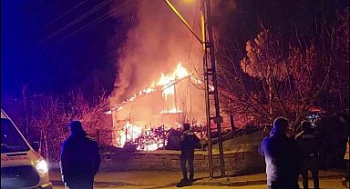 Amasya'da alevlere teslim olan ev kullanılamaz hale geldi