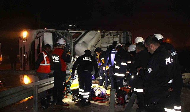 Amasya'da hurda yüklü tır devrildi, araçta sıkışan sürücüyü ekipler kurtardı