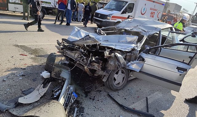 Amasya'da otomobil tır dorsesine çarptı: 1'i ağır 2 yaralı