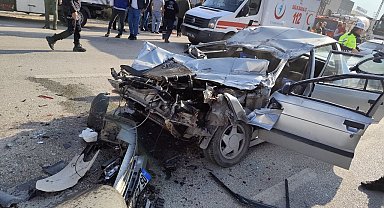 Amasya'da otomobil tır dorsesine çarptı: 1'i ağır 2 yaralı