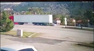 Amasya'da otomobilin tıra çarpma anı kamerada