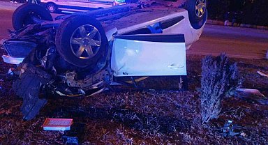 Amasya'da takla atan otomobil bariyerlere çarptı: 2 yaralı