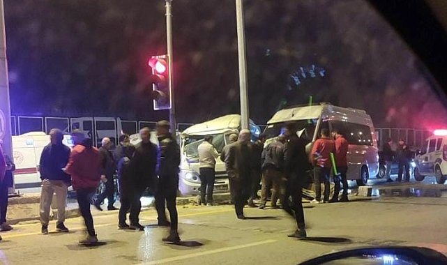 Ankara'da iki servis aracı çarpıştı: 21 yaralı